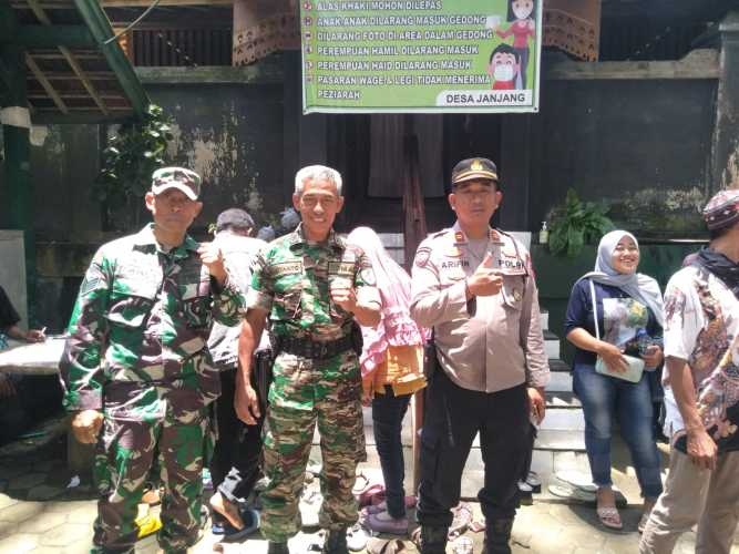 TNI Polri Bersinergi Dalam Kegiatan Sedekah Bumi Desa Janjang Blora