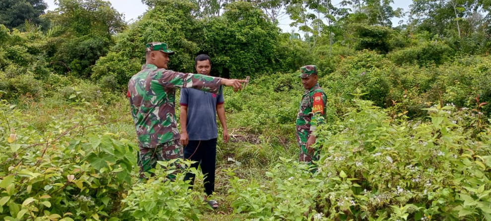 Serda Ansari dan Serda Syahrul Laksanakan Patroli di Wilayah Binaannya