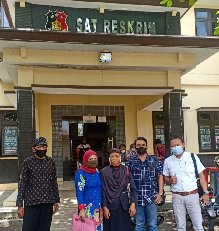 Darsi Warga Kalikalong Tayu, Didampingi Kuasa Hukum Laporkan BPR JAS di Polres Pati