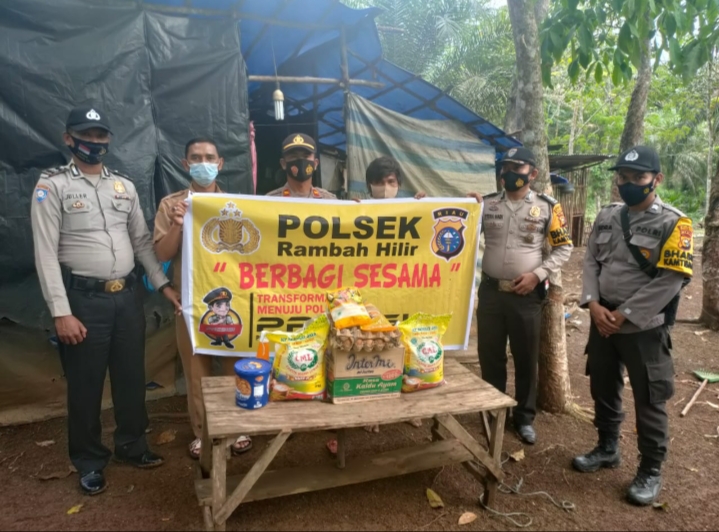 Kapolsek Rambah Hilir Bersama Personil Giat Berbagi Bersama Terhadap Keluarga Kurang Mampu