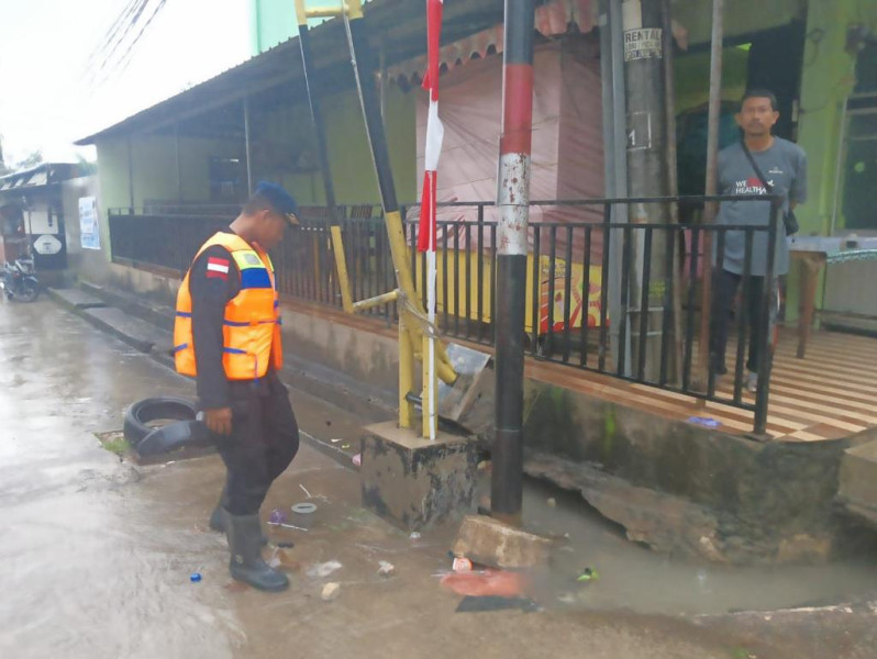 Sat Brimob Polda Kepri Laksanakan Patroli Daerah Rawan Banjir Guna Mengantisipasi Bencana Banjir Di Wilayah Kepri