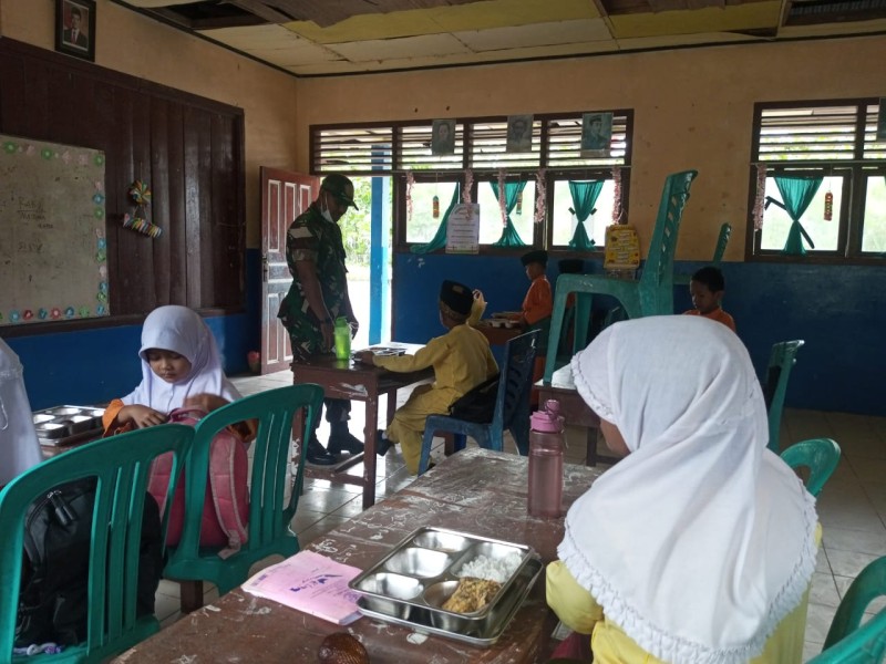 Babinsa Koramil 06/Merbau Dampingi Pelaksanaan Makan Bergizi