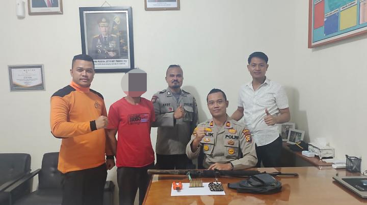 Miliki Senjata Api Rakitan Dan Amunisi, Pria Ini Diamankan Personil Polsek Tandun