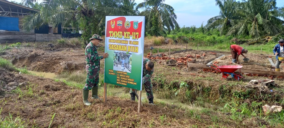 Pasiter Kodim 0320/Dumai Kapten Inf Hermansyah Ginting Bersama Pelda M Solikin Dan Serda Yakob Ns Pasang Papan Informasi TMMD ke-117