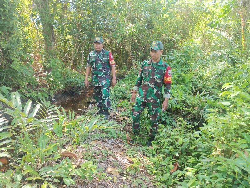 Babinsa Rutin Patroli dan Sosialisasi, Wilayah Binaan Terjaga dari Karhutla
