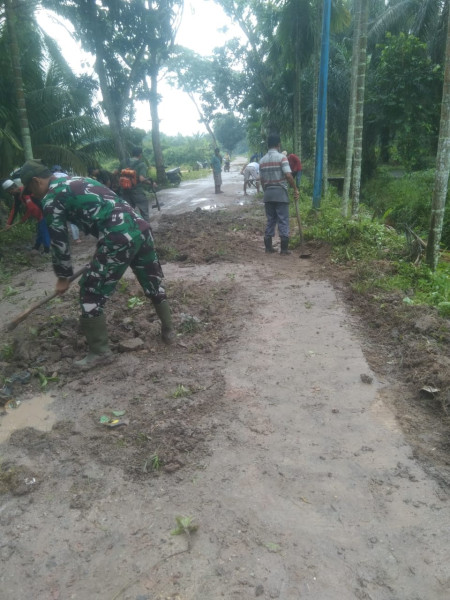 Gotong Royong Bersama Warga, Serda Erwan Serukan Pentingnya Kebersihan