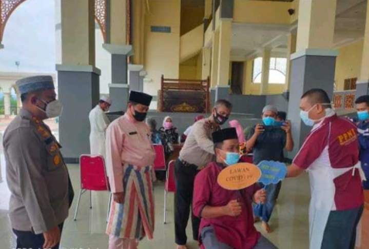 Plh Bupati dan Kapolres Rohul Laksanakan Vaksinasi di Pelataran Mesjid Agung Islamic Centre.