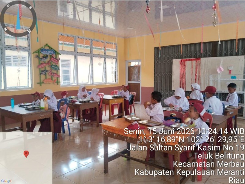 Sebanyak 3.023 Siswa dan Guru di Merbau Terima Makan Sehat Bergizi, Babinsa Koramil 06/Merbau Lakukan Pengawasan