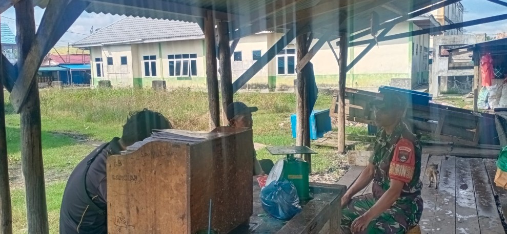 Kegiatan Komsos Babinsa Jadi Sarana Mempererat Silaturahmi Warga Teluk Belitung