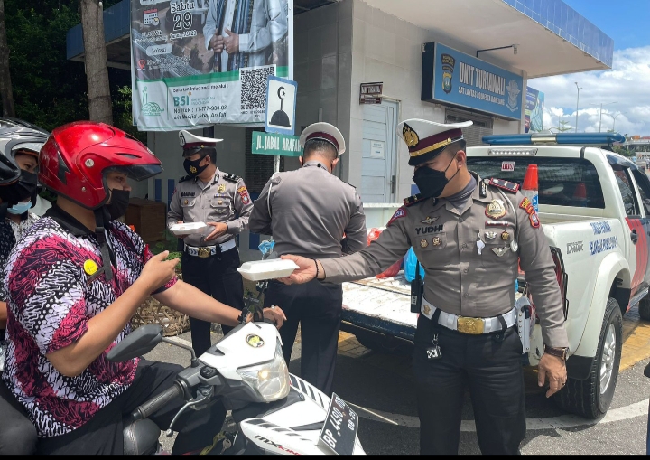 Satlantas Polresta Barelang Berbagi Berkah Kepada Masyarakat