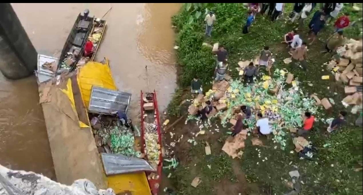 Truk Bermuatan Sembako Tujuan Padang Terjun Bebas Ke Sungai Jujuhan