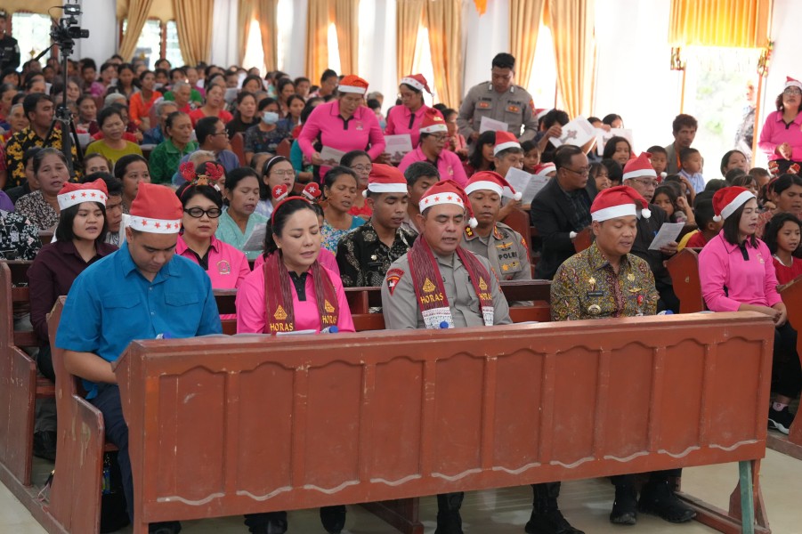 Kapolda Sumut dan Bhayangkari Hadirkan Kehangatan Natal bagi Korban Banjir dan Longsor di Humbahas