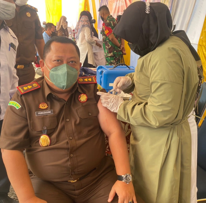 Kejaksaan Negeri Rokan Hulu Sukseskan Program Vaksinasi