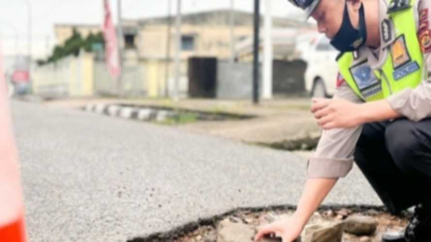 Antisipasi Kecelakaan, Personil Satlantas Polresta Jambi Survey Jalan Berlubang
