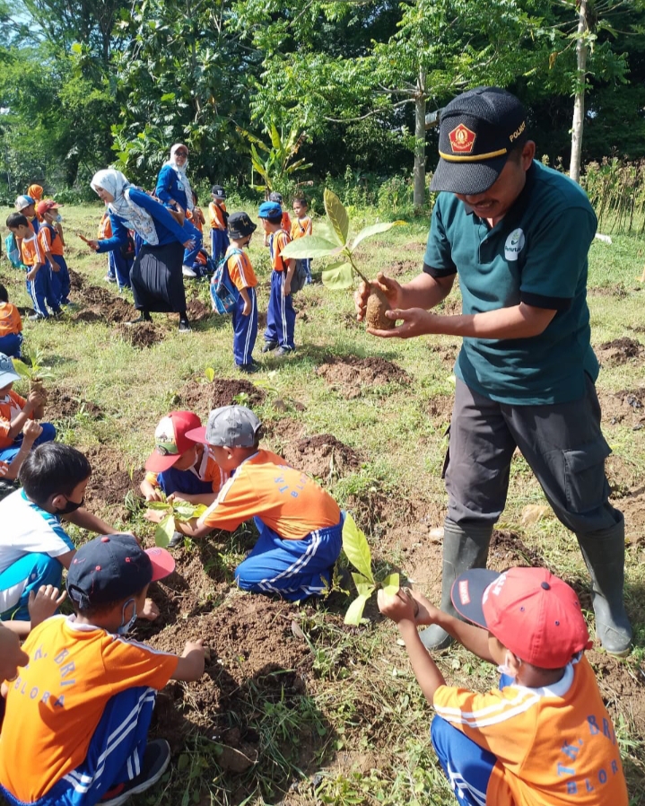 Taman Kanan Kanak BRI Kabupaten Blora lakukan Kegiatan Edukasi di Persemaian Mantingan