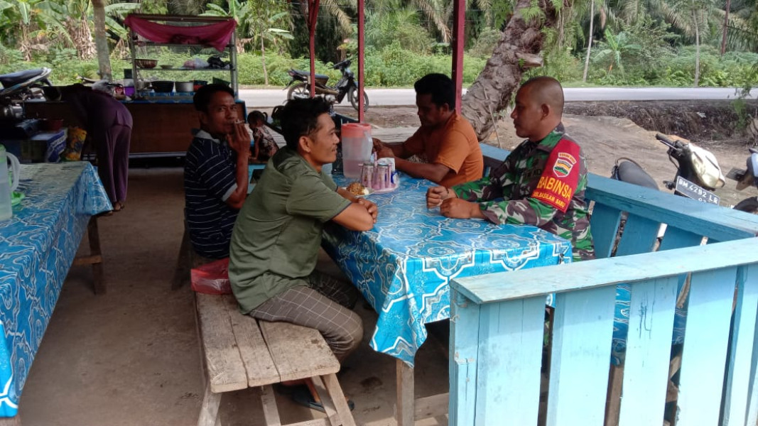 Babinsa Sertu Jainal Arifin Sampaikan Program Keamanan Pemerintah Dalam Komsos
