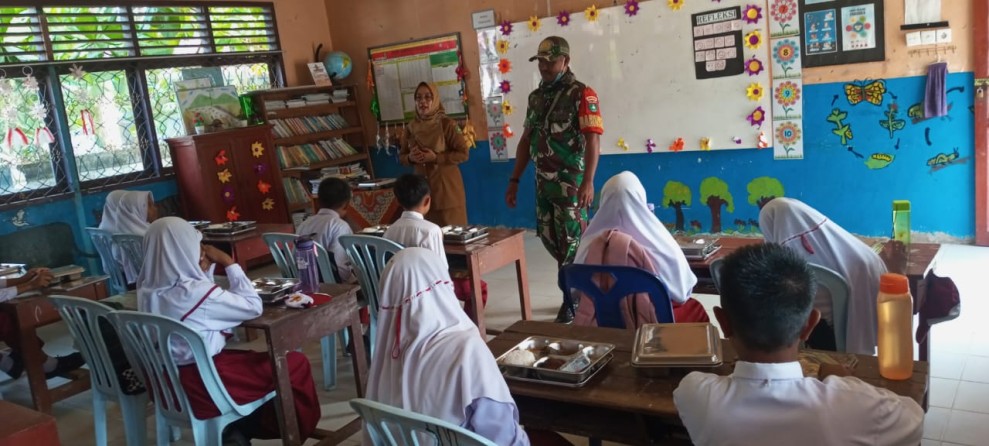 Babinsa Dukung Pelaksanaan Makan Sehat Bergizi di Kecamatan Merbau
