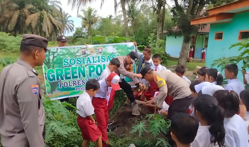 Dukung Green Policing, Polsek Tandun Tanam Pohon di SDN 012 dan Edukasi Siswa Sejak Dini