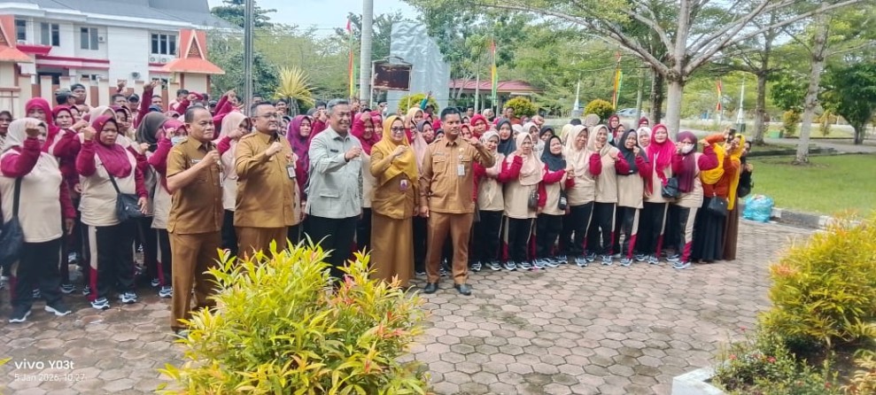 Bupati Rohul Serahkan155 Petugas Pramutaman dari Dinas Perkim ke Dinas LH
