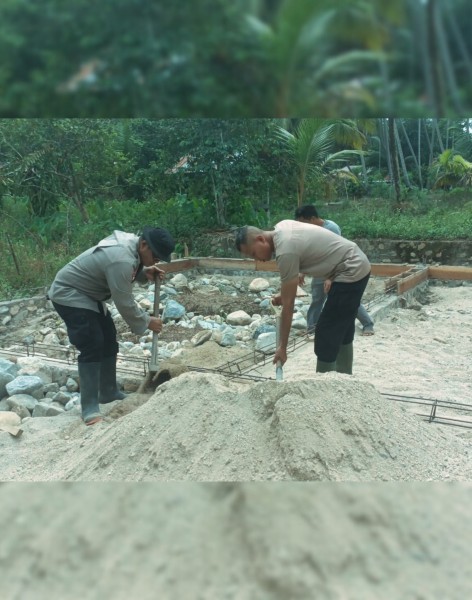 Tak Sekadar Menjaga, Brimob Turun Bangun Rumah Korban Banjir di Tapsel