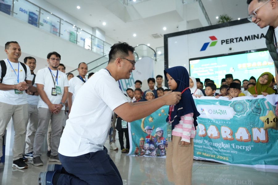 Sambut Hari Raya Idul Fitri, Perwira Pertamina Ajak Puluhan Anak Yatim di Dumai Belanja Baju Lebaran