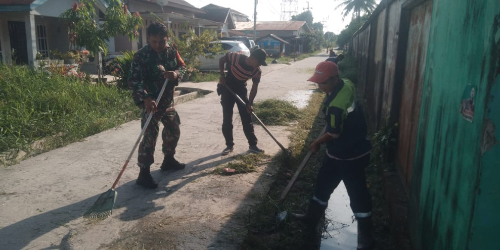 Masyarakat dan Serka Supriadi Bersihkan Saluran Drainase