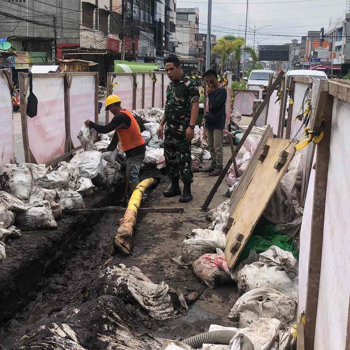 Amankan Proyek Strategis, Babinsa Koramil 03 Kawal Pemasangan Pipa Gas di Dumai