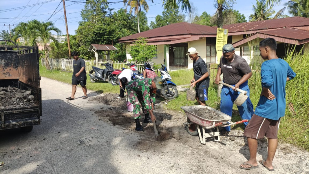 Serda M Andi Darmawan dan Masyarakat Perbaiki Jalur Akses Jalan di RT 15