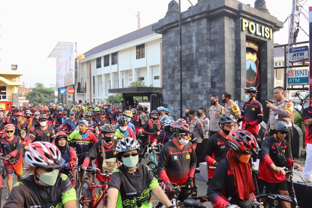 HUT Bhayangkara, Ribuan Warga Semarang Meriahkan Sepeda Santai