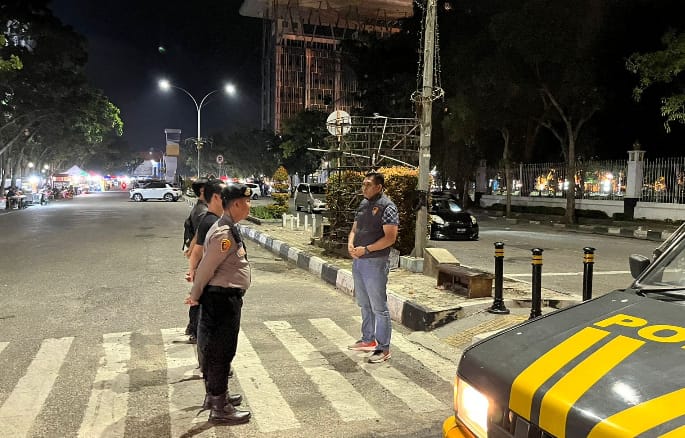 Polsek Sukajadi Bubarkan Warga Yang Nongkrong Lewat Jam Dua Belas Malam