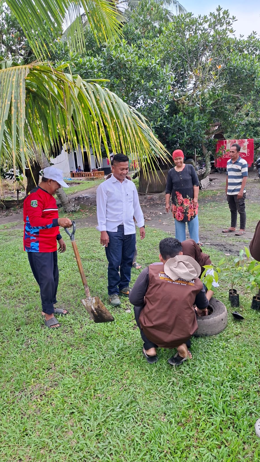 Jum'at Berkah Bersama Mahasiswa Kukerta UIN, DPC Perindo Medang Kampai dan Ketua RT 02 Mundam