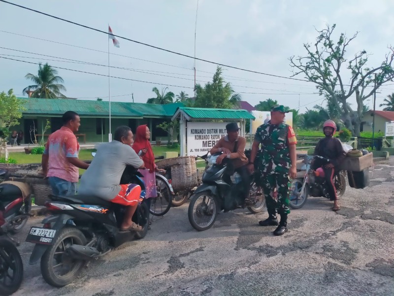Lewat Komsos, Babinsa Tanamkan Semangat Persatuan dan Kesatuan di Kampung Pancasila