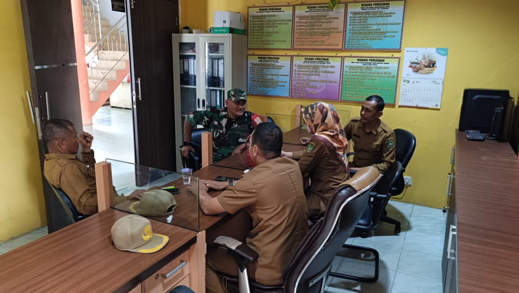 Wujudkan Nilai Pancasila, Babinsa Gelar Komsos di Teluk Belitung