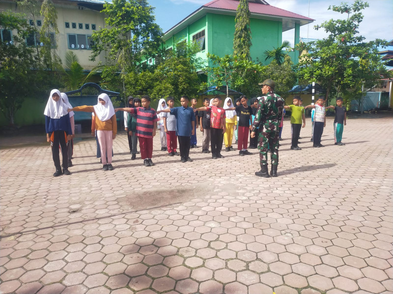 Babinsa Koramil 01/Dumai Latih PBB Siswa SDN BINSUS Demi Disiplin dan Kedisiplinan