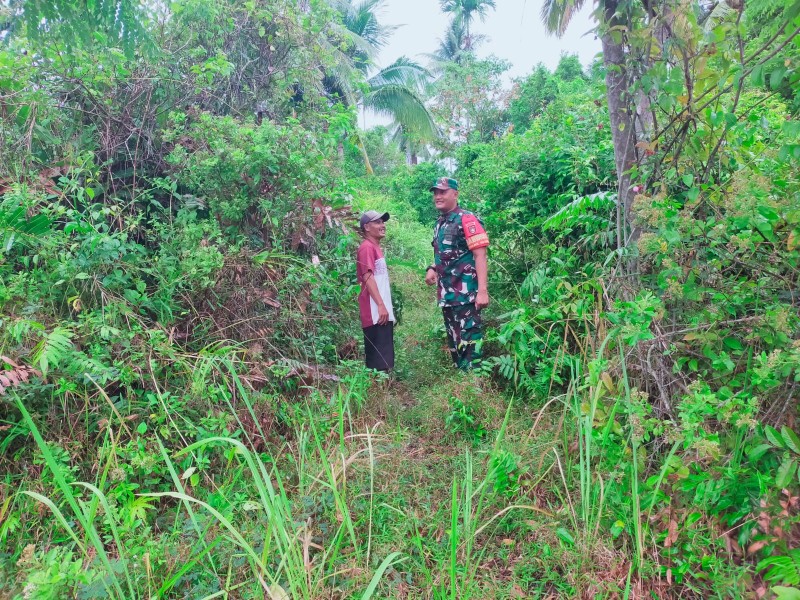 Babinsa dan Masyarakat Desa Centai Bersinergi Lakukan Patroli Karhutla