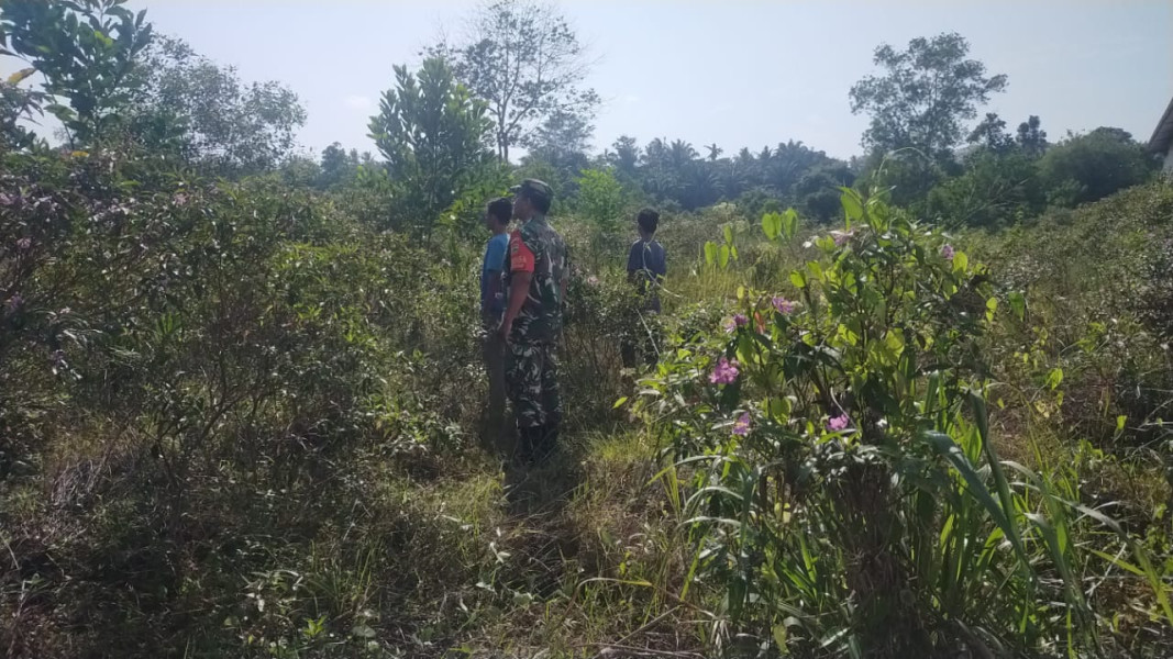 Pengantisipasian Bahaya Karhutla Dengan Patroli Dilaksanakan Babinsa Sertu Jumat Desmanto