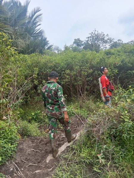 Cegah Karhutla, Babinsa Koramil 06/Merbau Gandeng Warga Jaga Desa