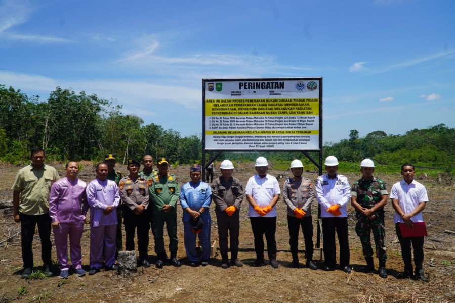 Cegah Karhutla Terulang, Kapolres Rohul Pimpin Pemasangan Plang Larangan di Tambusai