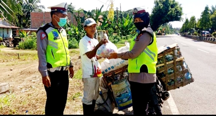 Ratusan Paket Sembako Dibagikan Ditlantas Polda Jambi ke Masyarakat Sambut HUT Lantas ke 67