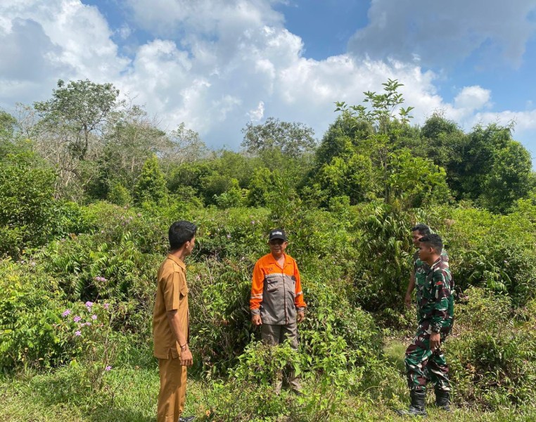Babinsa Bersama Warga Jaga Hutan Desa Mayang Sari dari Ancaman Api