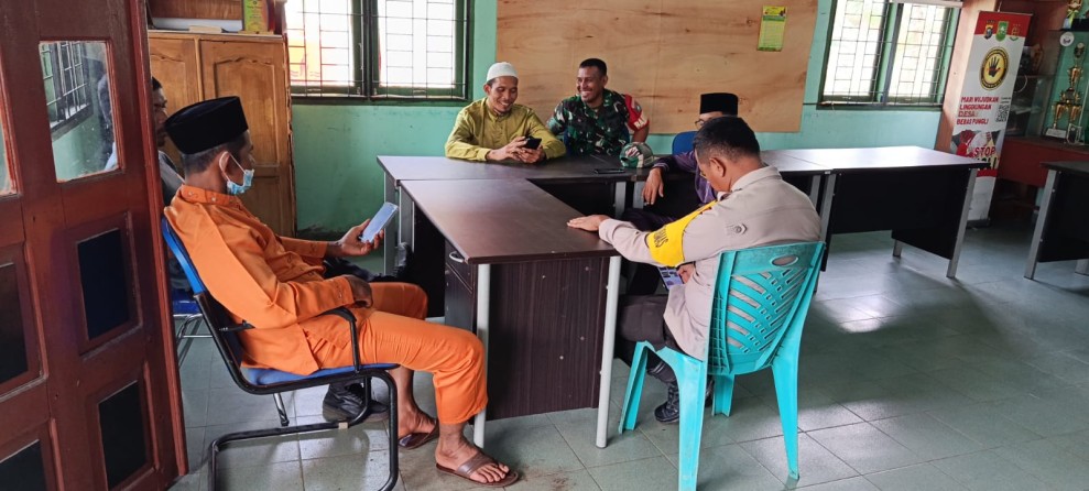 Perkuat Silaturahmi, Babinsa Serda Syahrul Komsos dengan Masyarakat Kampung Pancasila