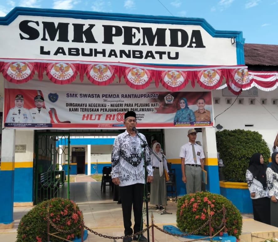 Drs Bahder Johan Lumbangaol Pembina Upacara HUT RI Ke-80 SMKS Pemda Rantauprapat