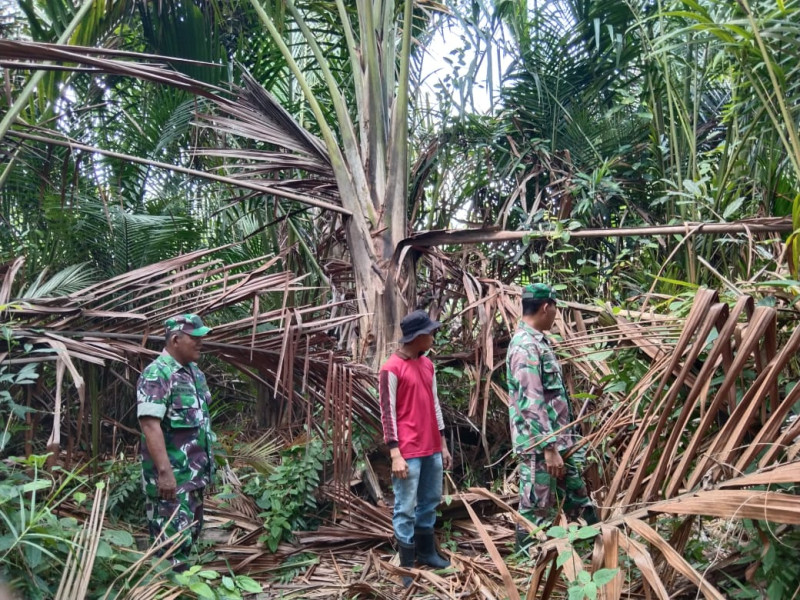 Peltu Nababan dan Kopda Ricko Ajak Masyarakat Desa Dedap Cegah Karhutla