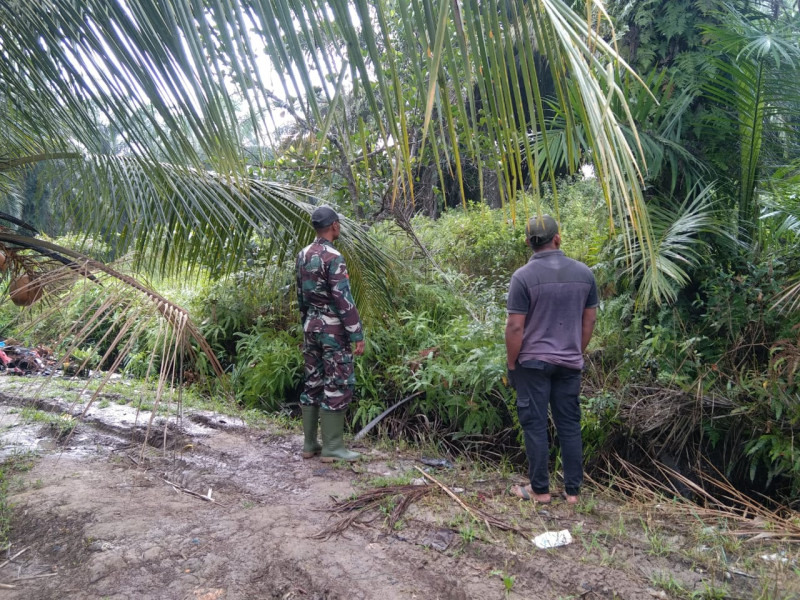 Babinsa Koptu Erwan Sambangi Masyarakat Guna Sosialisasikan Pencegahan Karhutla