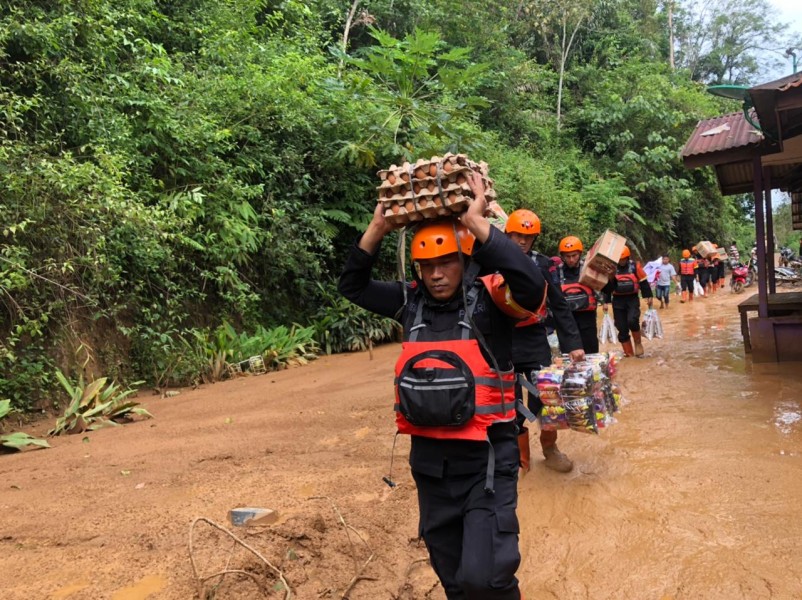 Brimob Polda Sumut Tempuh Jalur Terjal, Gendong Bantuan Demi Warga Terisolir Taput
