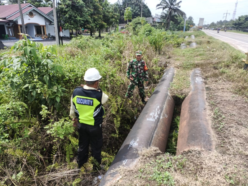 Berikan Pemahaman dan Cegah Sabotase, Babinsa Laksanakan Patroli di Jalur Pipa Pertamina