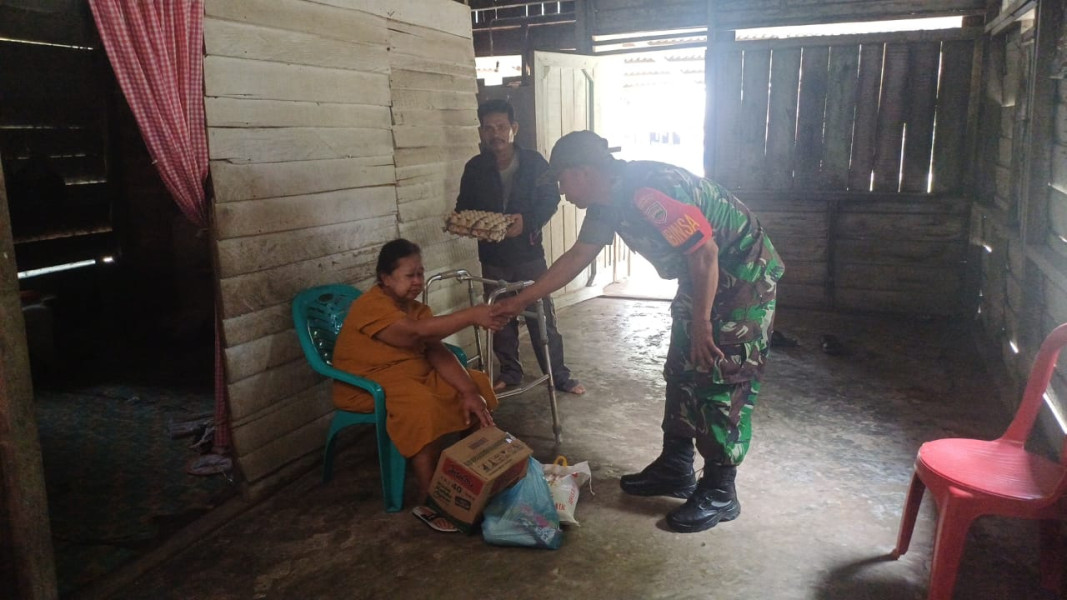 Babinsa Kelurahan Gurun Panjang Serahkan Bantuan Kodim 0320/Dumai Kepada Warga Kurang Mampu