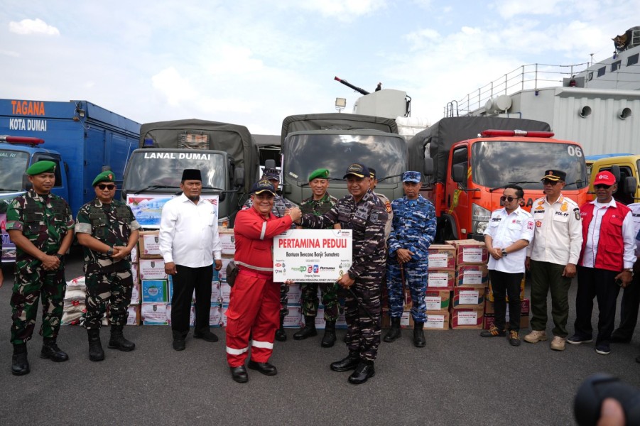 Pertamina Peduli: Kilang Pertamina Dumai Salurkan Bantuan untuk Korban Banjir Sumatera Gunakan Kapal Perang TNI