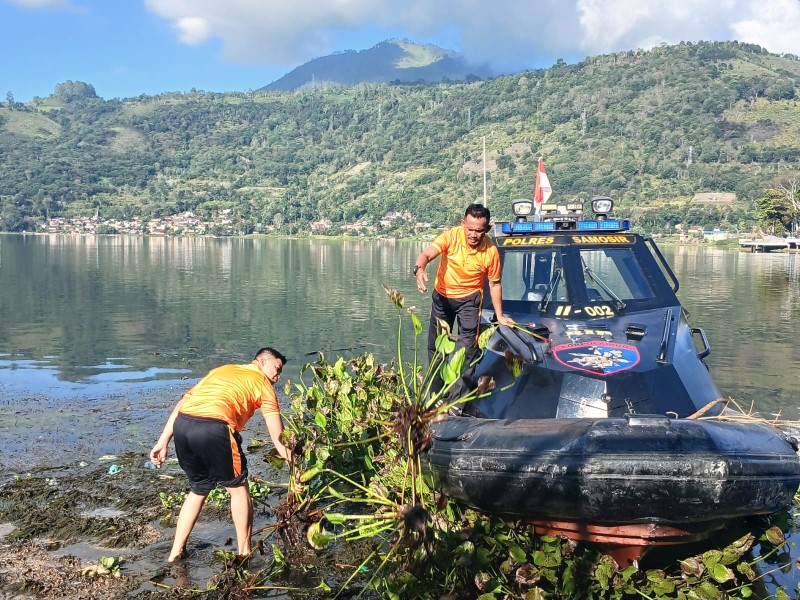 Kapolres Samosir Ganti Olahraga dengan Aksi Bersih-bersih di Water Front Pangururan dan Tepi Danau Toba  SAMOSIR — Kapolres