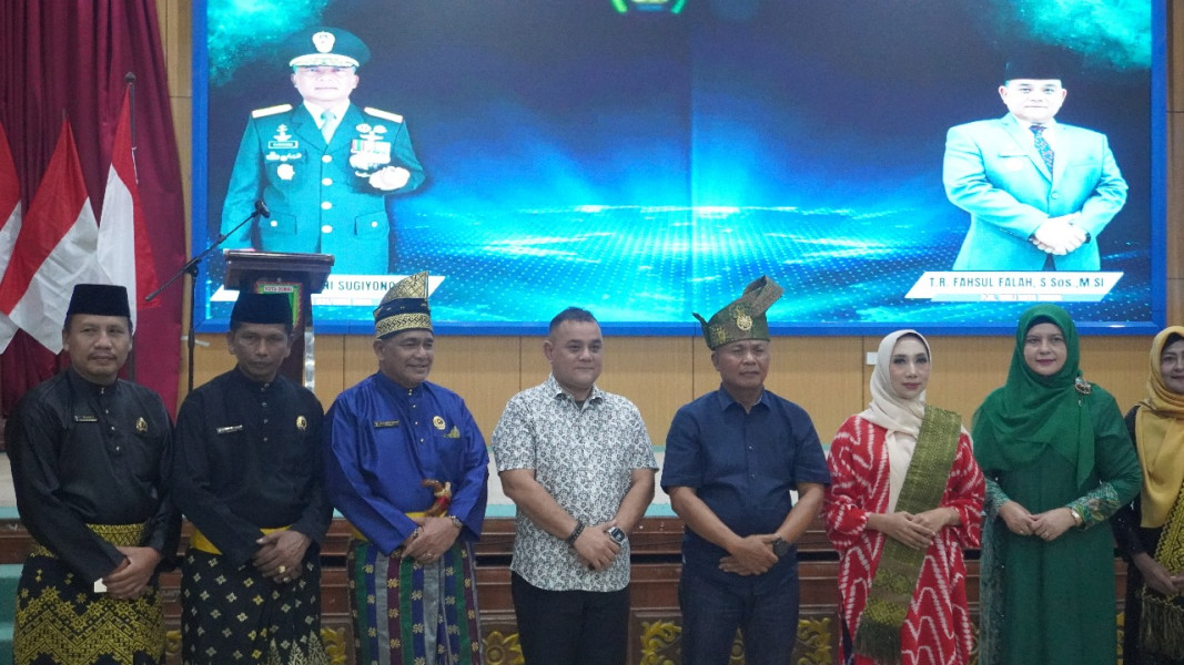 Sambutan Hangat Pemko Dumai, Brigjen Sugiyono Disambut dengan Tanjak dan Kompang